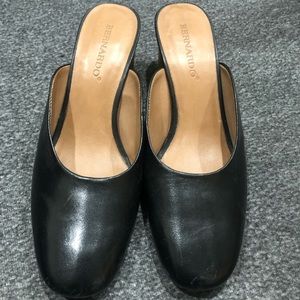 Bernardo Mules in Black Size 8